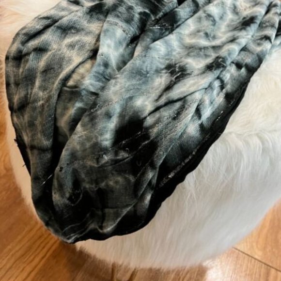 Blue Grey and White Lightweight Scarf NWT - Picture 4 of 8